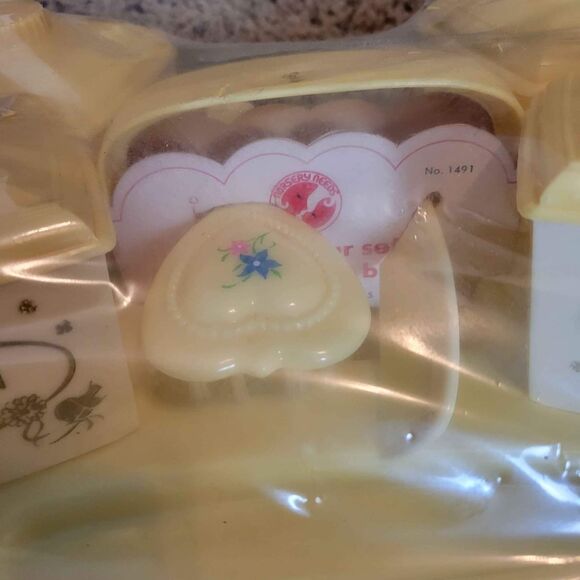 NIP Vintage Sanitoy Nursery Needs No. 1491 Plastic Jar Set with Comb and Brush - Picture 9 of 10